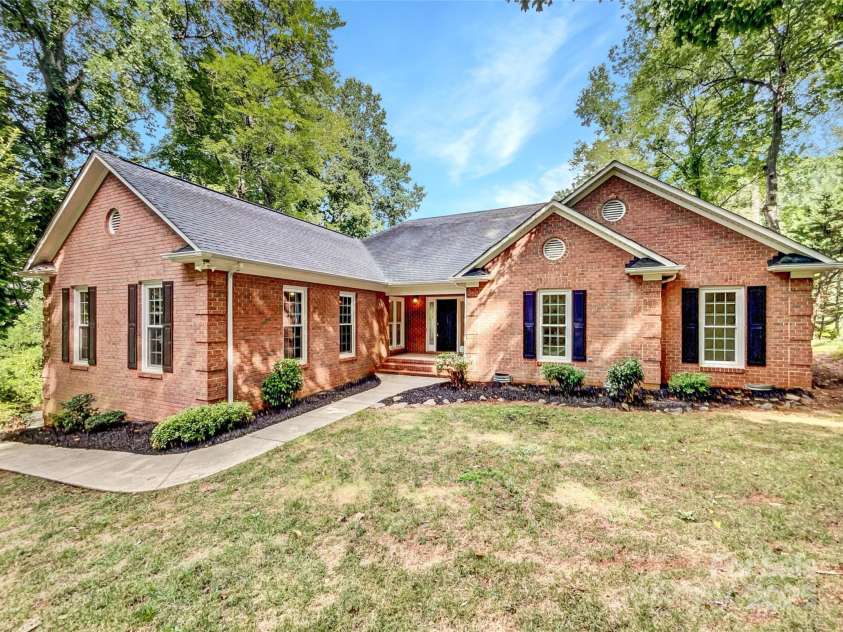 8117 Shannon Woods Lane, Matthews, NC 28104.  MLS# CAR4285282, YatesRealty ID 11940. 