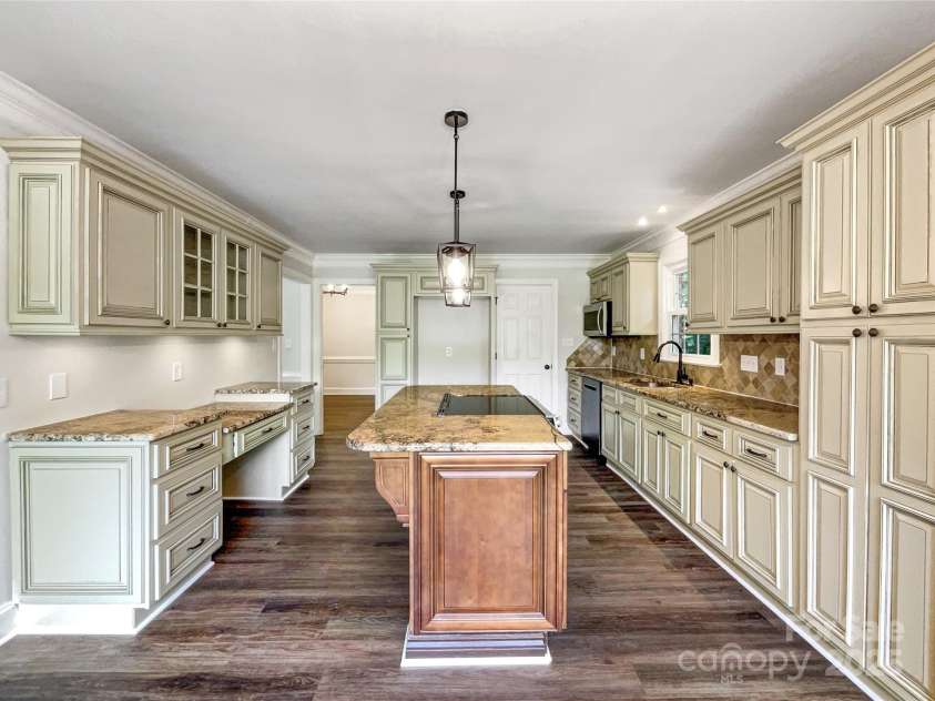 8117 Shannon Woods Lane, Matthews, NC 28104.  MLS# CAR4285282, YatesRealty ID 11940. 