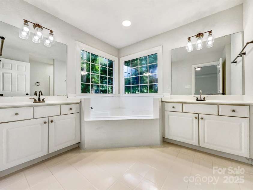 8117 Shannon Woods Lane, Matthews, NC 28104.  MLS# CAR4285282, YatesRealty ID 11940. 