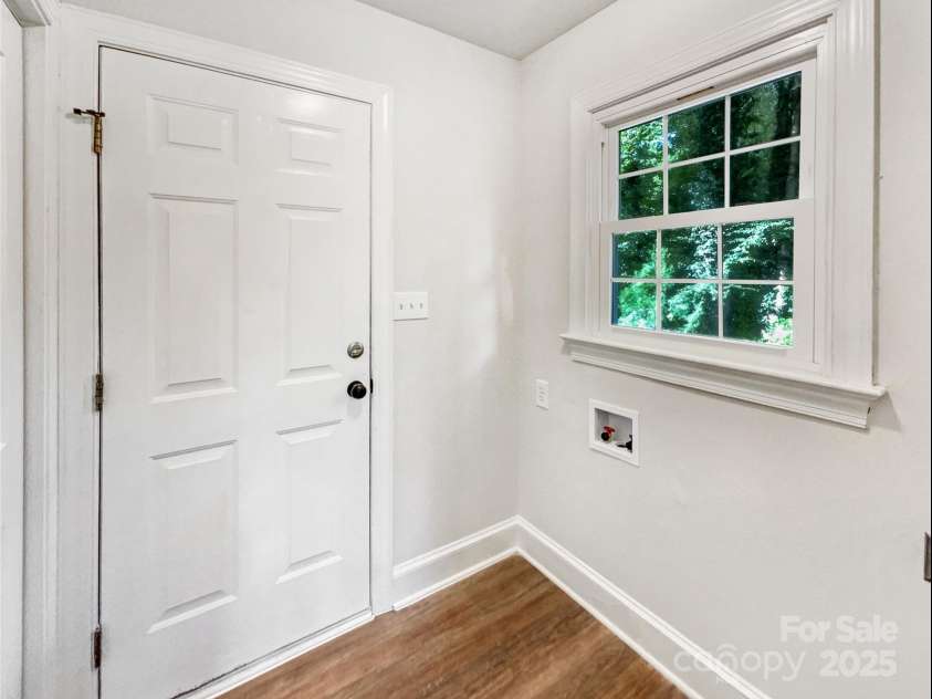 8117 Shannon Woods Lane, Matthews, NC 28104.  MLS# CAR4285282, YatesRealty ID 11940. 