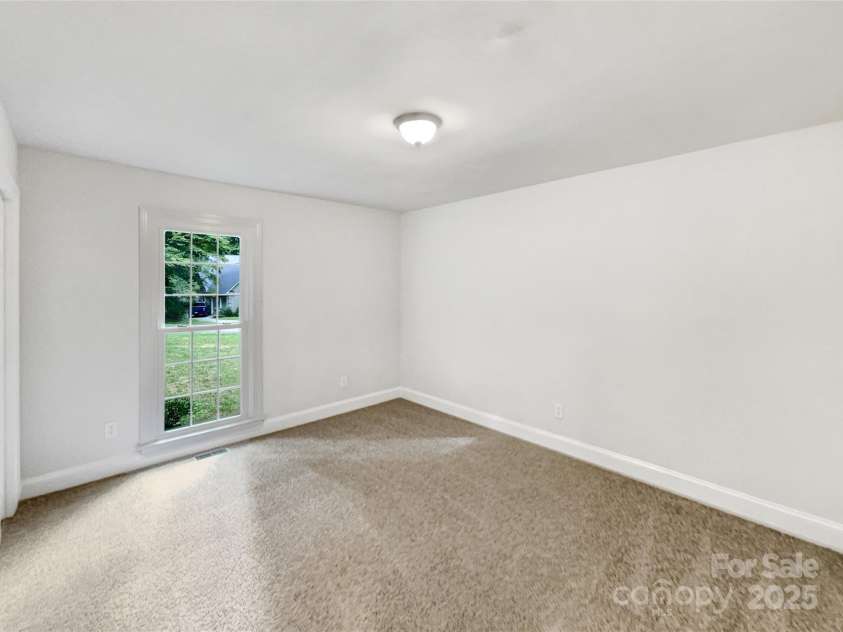 8117 Shannon Woods Lane, Matthews, NC 28104.  MLS# CAR4285282, YatesRealty ID 11940. 