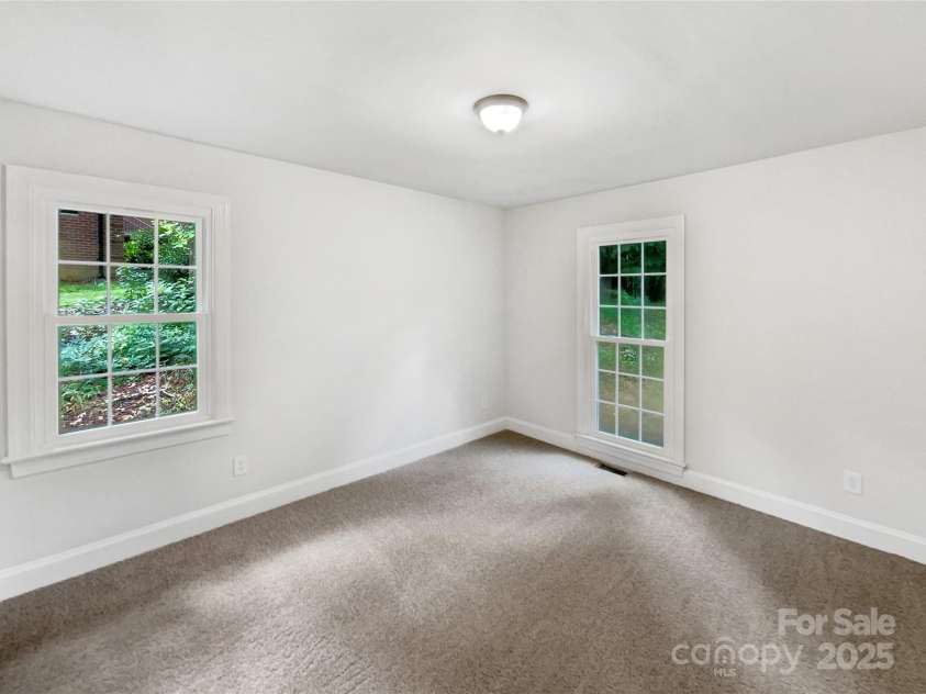 8117 Shannon Woods Lane, Matthews, NC 28104.  MLS# CAR4285282, YatesRealty ID 11940. 