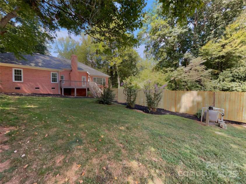 8117 Shannon Woods Lane, Matthews, NC 28104.  MLS# CAR4285282, YatesRealty ID 11940. 
