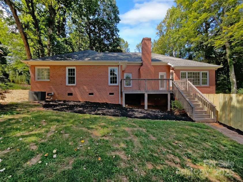 8117 Shannon Woods Lane, Matthews, NC 28104.  MLS# CAR4285282, YatesRealty ID 11940. 