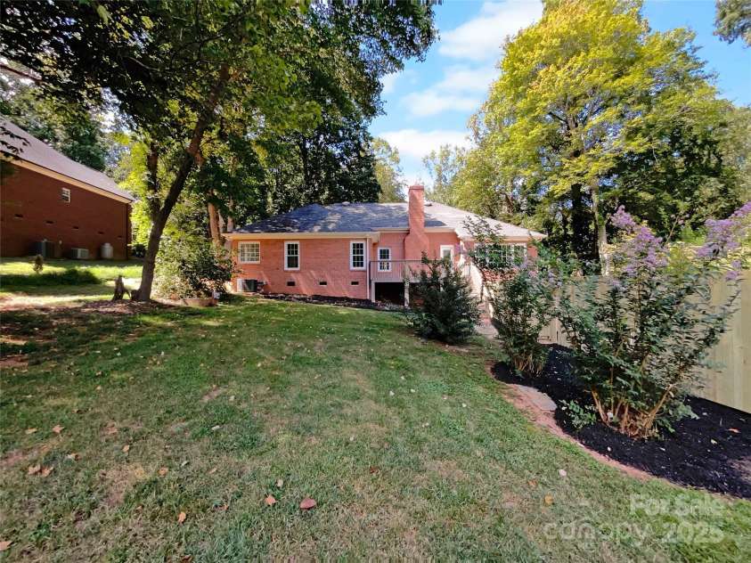 8117 Shannon Woods Lane, Matthews, NC 28104.  MLS# CAR4285282, YatesRealty ID 11940. 