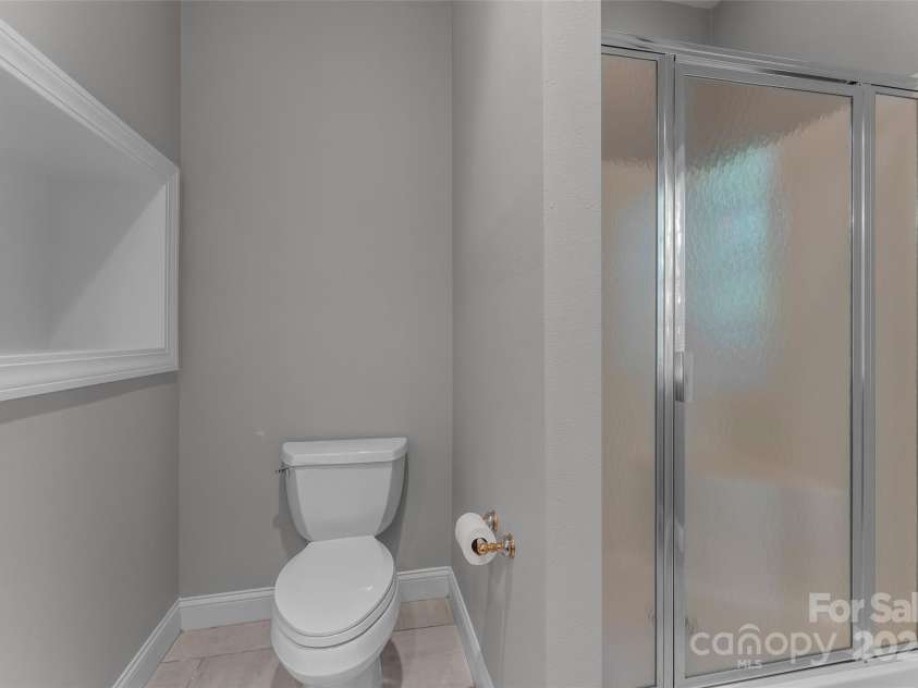 85 Tall Poplar Summit, Hendersonville, NC 28739.  MLS# CAR4185723, YatesRealty ID 11940. Connecting bath