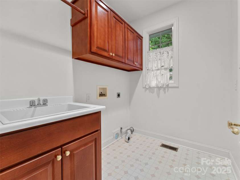 85 Tall Poplar Summit, Hendersonville, NC 28739.  MLS# CAR4185723, YatesRealty ID 11940. Laundry