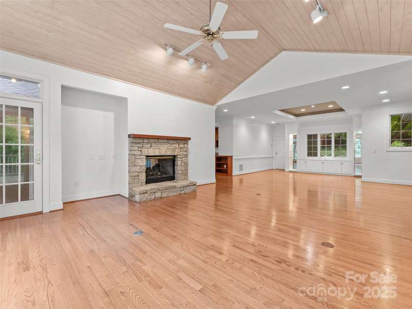 85 Tall Poplar Summit, Hendersonville, NC 28739.  MLS# CAR4185723, YatesRealty ID 11940. Living room