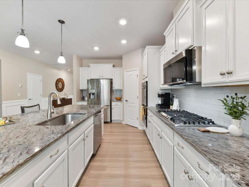 3333 Oliver Stanley Trail, Lancaster, SC 29720.  MLS# CAR4251729, YatesRealty ID 11943. Range Hood is Vented to Exterior. Single Bowl Sink