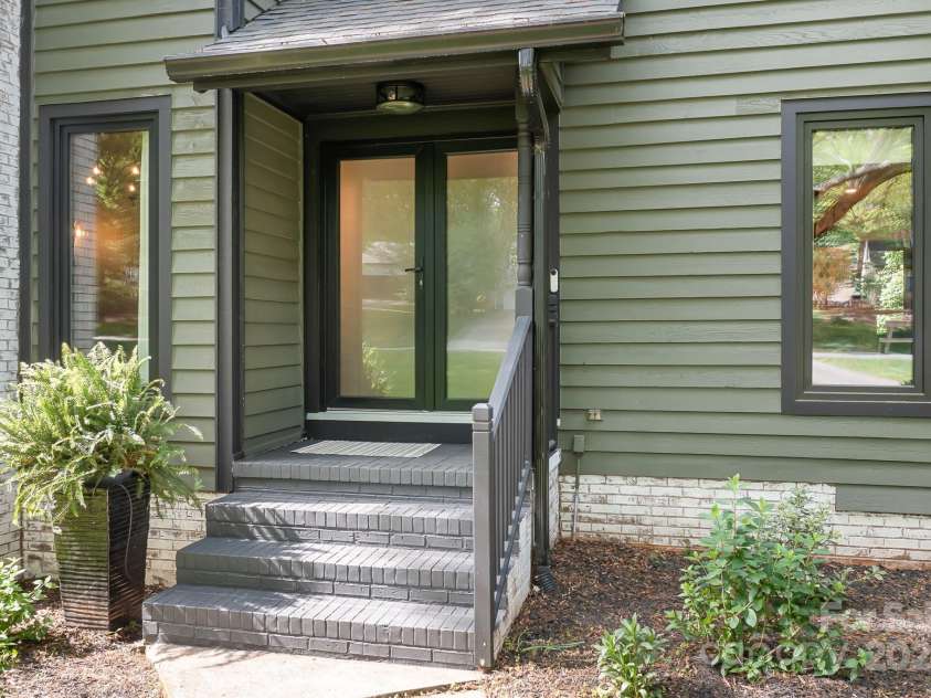 4316 Old Saybrook Court, Charlotte, NC 28211.  MLS# CAR4255096, YatesRealty ID 11946. 