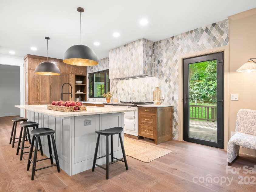 4316 Old Saybrook Court, Charlotte, NC 28211.  MLS# CAR4255096, YatesRealty ID 11946. Chef's Kitchen