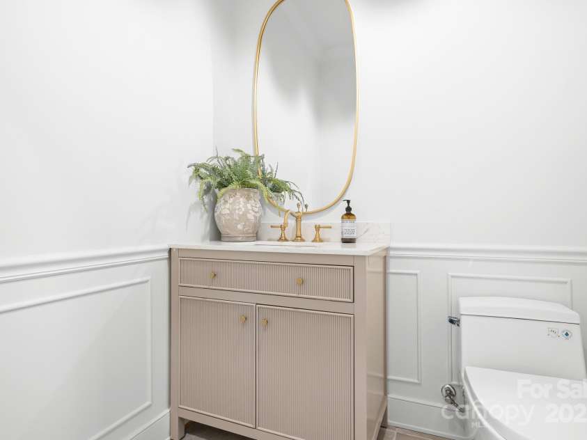 4316 Old Saybrook Court, Charlotte, NC 28211.  MLS# CAR4255096, YatesRealty ID 11946. Main - Half Bathroom
