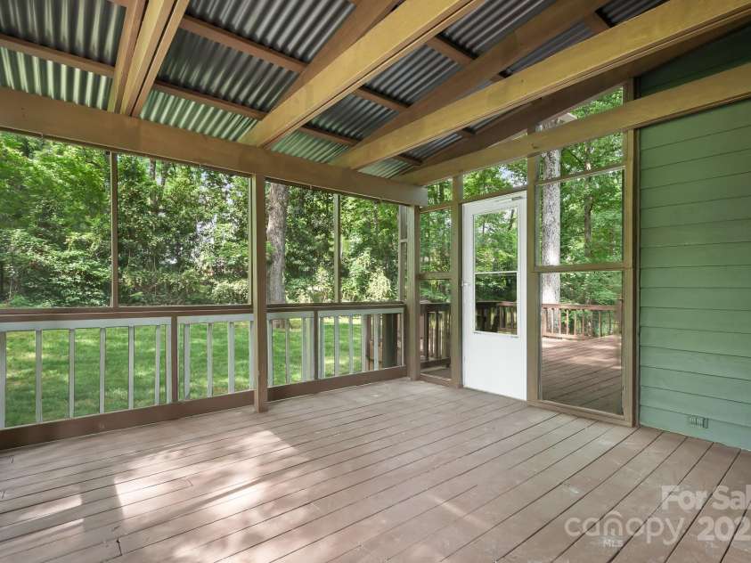 4316 Old Saybrook Court, Charlotte, NC 28211.  MLS# CAR4255096, YatesRealty ID 11946. Screened in porch