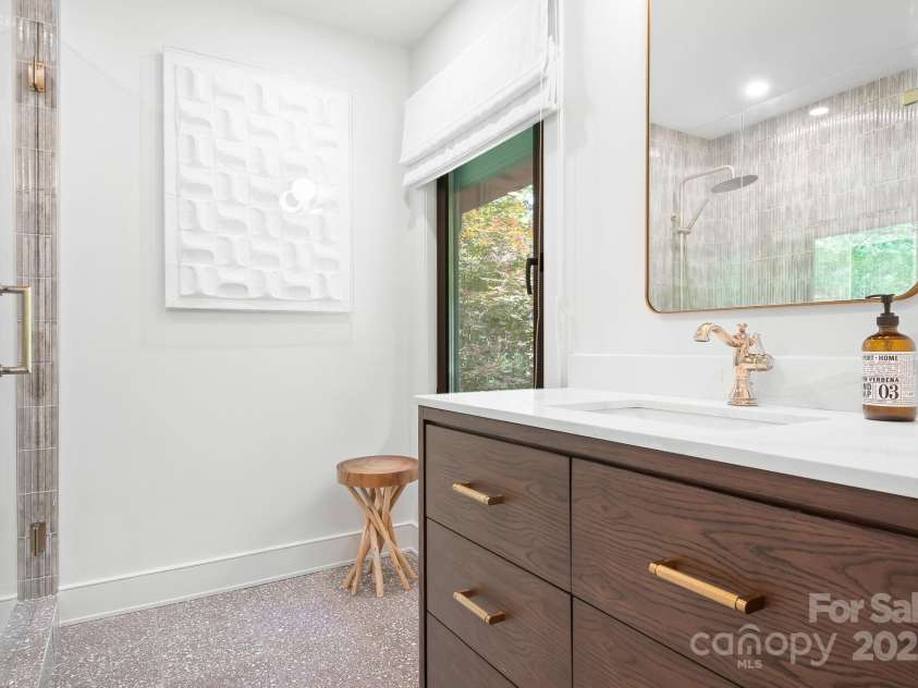4316 Old Saybrook Court, Charlotte, NC 28211.  MLS# CAR4255096, YatesRealty ID 11946. Upstairs - Full Bathroom