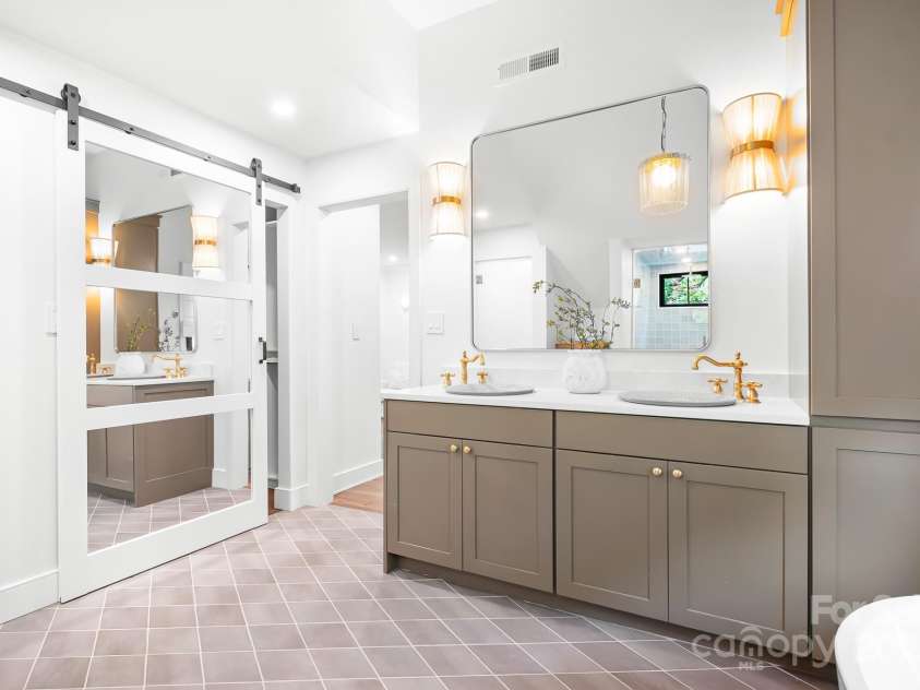 4316 Old Saybrook Court, Charlotte, NC 28211.  MLS# CAR4255096, YatesRealty ID 11946. Upstairs - Master Bathroom