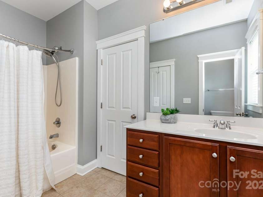 9832 Sunriver Road, Huntersville, NC 28078.  MLS# CAR4241388, YatesRealty ID 11949. Large Ensuite Primary Bathroom