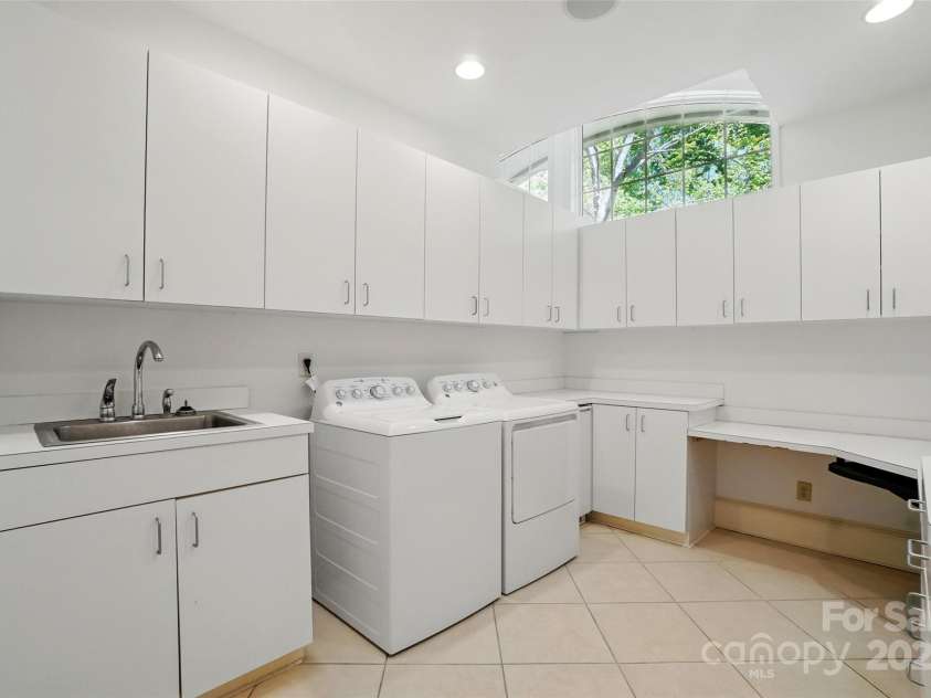 12702 Overlook Mountain Drive, Charlotte, NC 28216.  MLS# CAR4223903, YatesRealty ID 11951. 