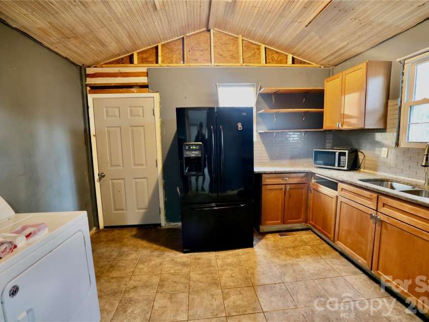 7633 Gwynne Hill Road, Charlotte, NC 28215.  MLS# CAR4347628, YatesRealty ID 11951. Access to back deck