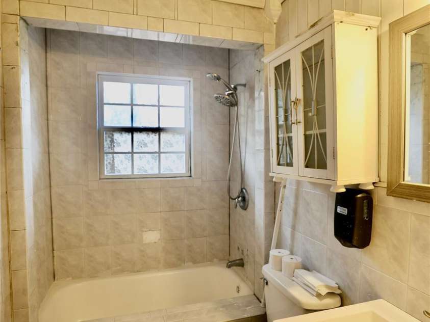 7633 Gwynne Hill Road, Charlotte, NC 28215.  MLS# CAR4347628, YatesRealty ID 11951. Full Bathroom