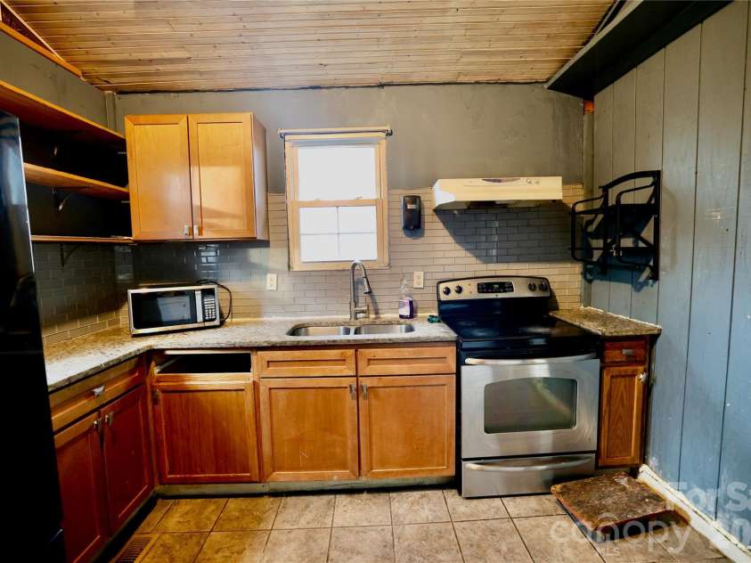 7633 Gwynne Hill Road, Charlotte, NC 28215.  MLS# CAR4347628, YatesRealty ID 11951. Spacious Kitchen