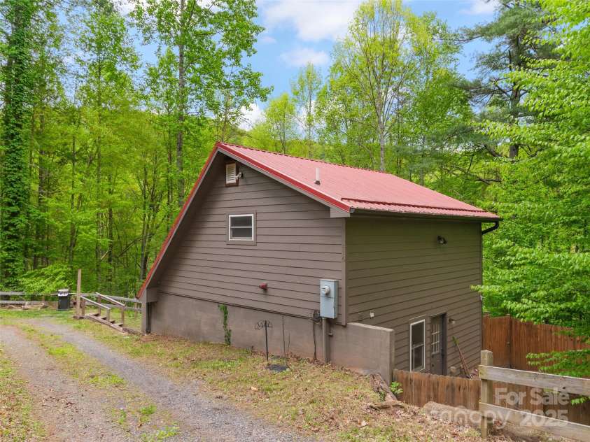 416 Secluded Cove, Waynesville, NC 28785.  MLS# CAR4256087, YatesRealty ID 11954. 