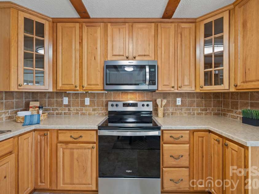 4278 Harbor Lane, Sherrills Ford, NC 28673.  MLS# CAR4346441, YatesRealty ID 11955. Good counter space for preparing meals!!