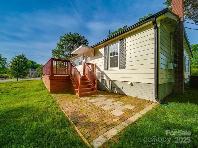 300 12th Street, Salisbury, NC 28144.  MLS# CAR4257348, YatesRealty ID 11958. 