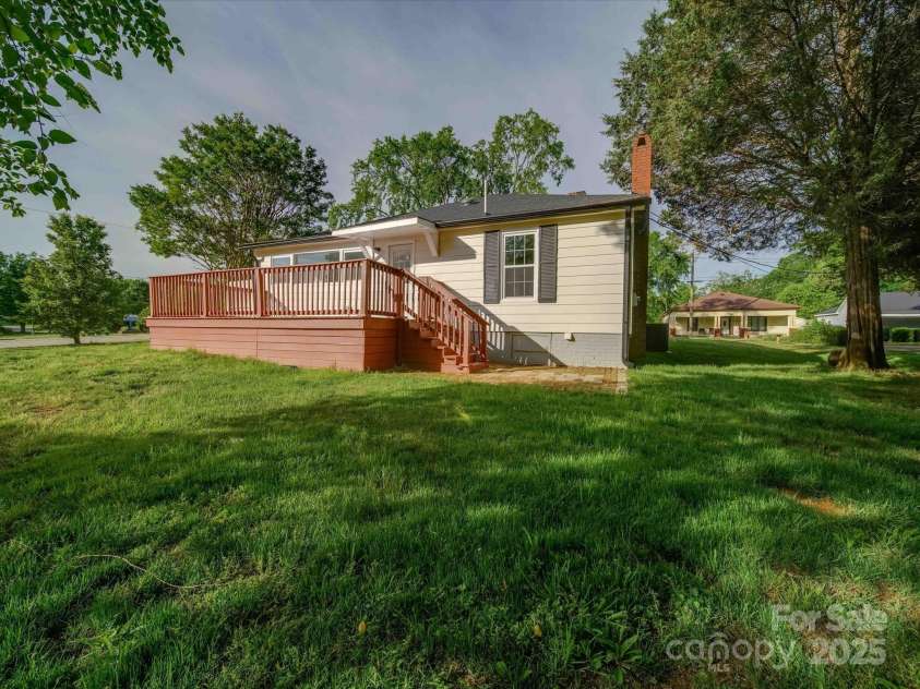 300 12th Street, Salisbury, NC 28144.  MLS# CAR4257348, YatesRealty ID 11958. 