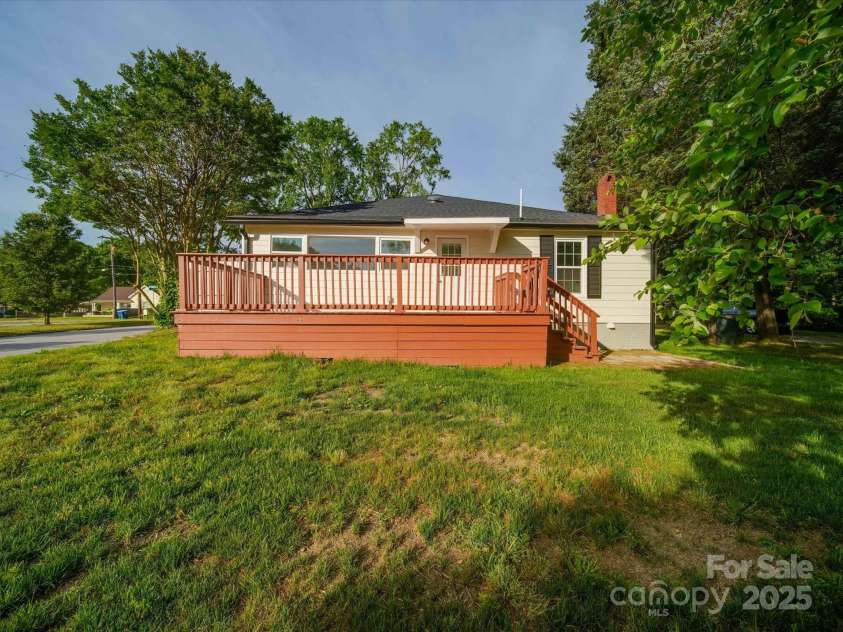 300 12th Street, Salisbury, NC 28144.  MLS# CAR4257348, YatesRealty ID 11958. 