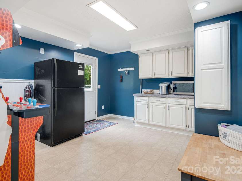 101 McFalls Road, Asheville, NC 28805.  MLS# CAR4254277, YatesRealty ID 11959. Large Mudroom with built in storage for humans and their furry friends from the rear enterance.