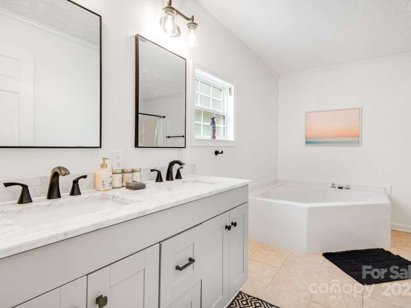 101 McFalls Road, Asheville, NC 28805.  MLS# CAR4254277, YatesRealty ID 11959. Primary Ensuite Bathroom