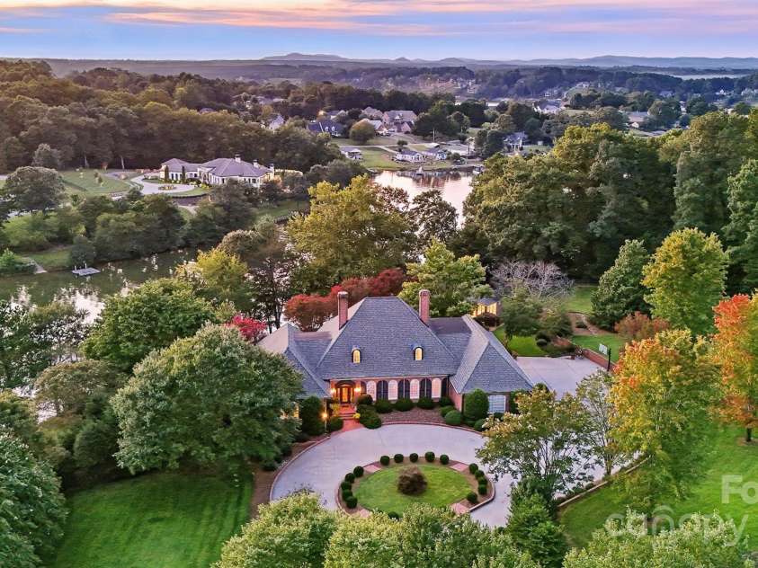 364 39th Avenue Drive, Hickory, NC 28601.  MLS# CAR4298899, YatesRealty ID 1196. 