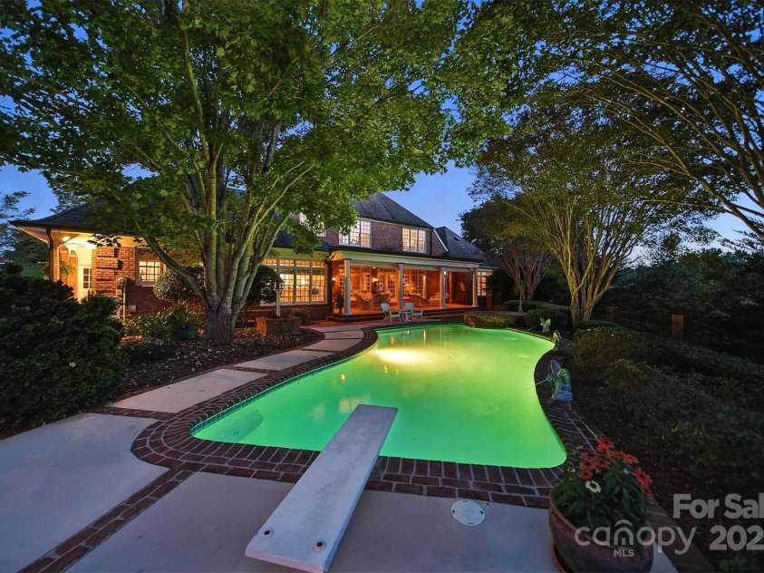 364 39th Avenue Drive, Hickory, NC 28601.  MLS# CAR4298899, YatesRealty ID 1196. 