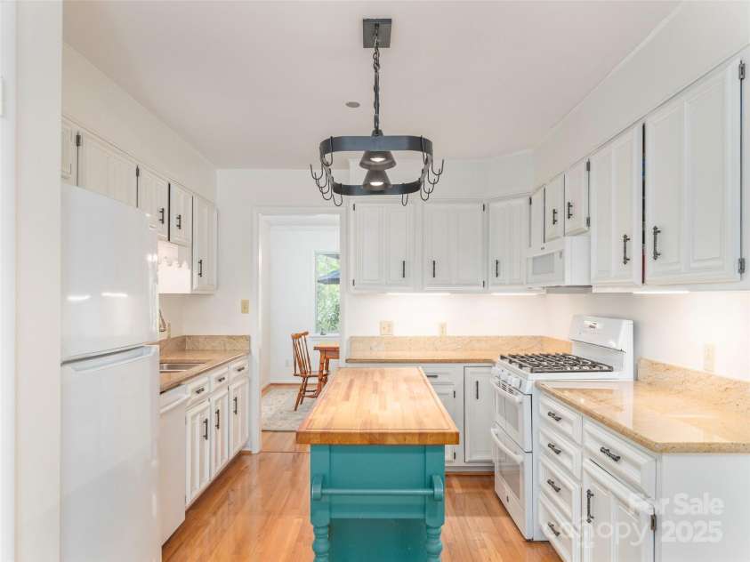 208 Crowfields Drive, Asheville, NC 28803.  MLS# CAR4215594, YatesRealty ID 11961. 