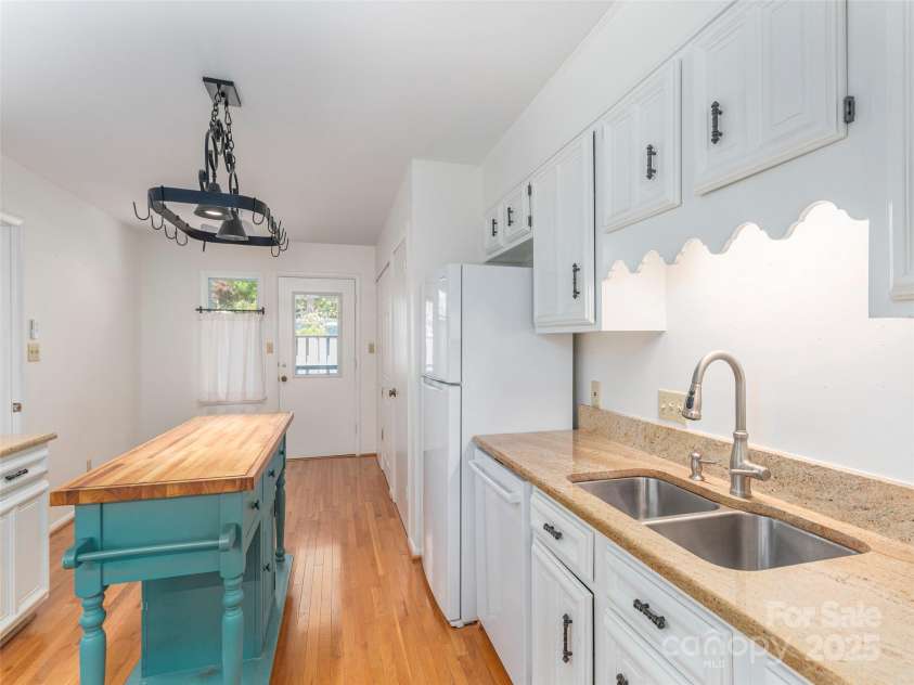 208 Crowfields Drive, Asheville, NC 28803.  MLS# CAR4215594, YatesRealty ID 11961. 