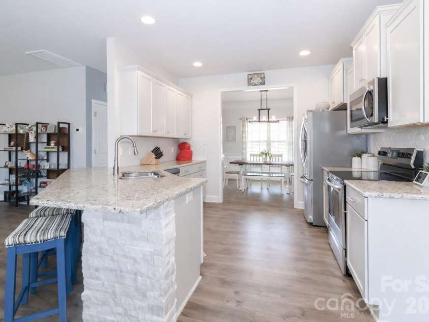 137 Northlake Drive, Statesville, NC 28677.  MLS# CAR4336645, YatesRealty ID 11962. Kitchen