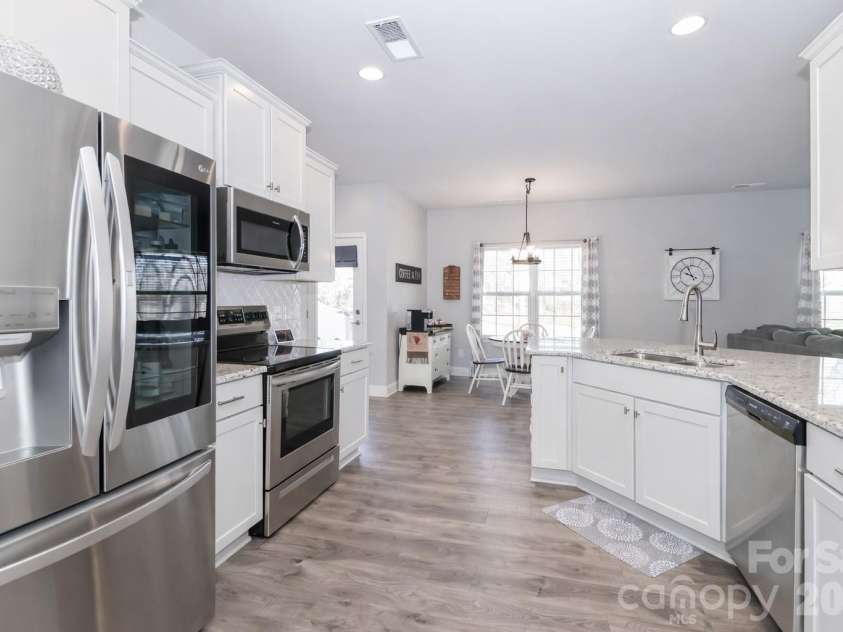 137 Northlake Drive, Statesville, NC 28677.  MLS# CAR4336645, YatesRealty ID 11962. Kitchen with SS applainces