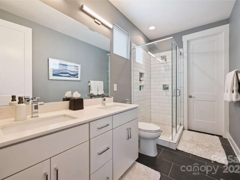 1651 Duckworth Avenue, Charlotte, NC 28208.  MLS# CAR4240581, YatesRealty ID 11963. Primary Bedroom's en suite Bathroom