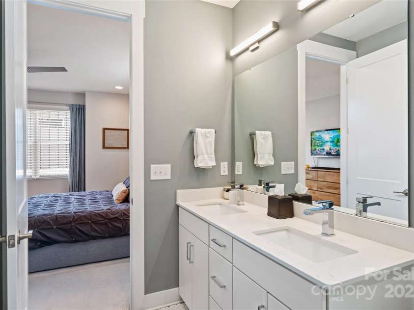 1651 Duckworth Avenue, Charlotte, NC 28208.  MLS# CAR4240581, YatesRealty ID 11963. Primary Bedroom's en suite Bathroom