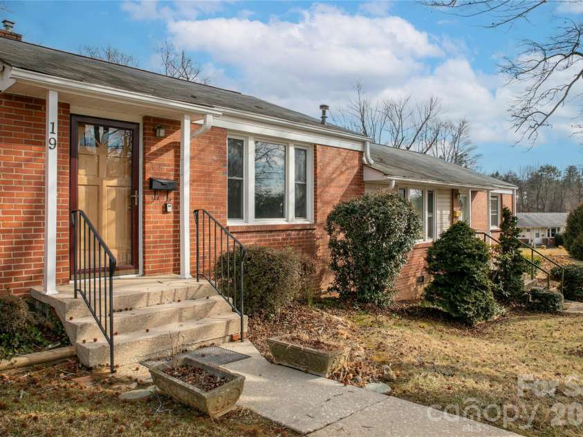 19 Trowbridge Lane, Brevard, NC 28712.  MLS# CAR4342607, YatesRealty ID 11965. 