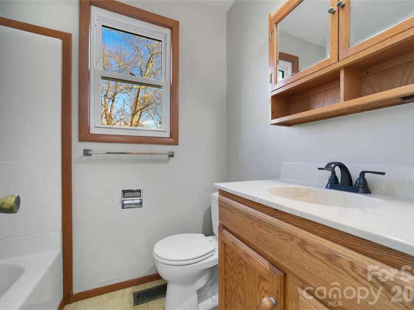 19 Trowbridge Lane, Brevard, NC 28712.  MLS# CAR4342607, YatesRealty ID 11965. Bath