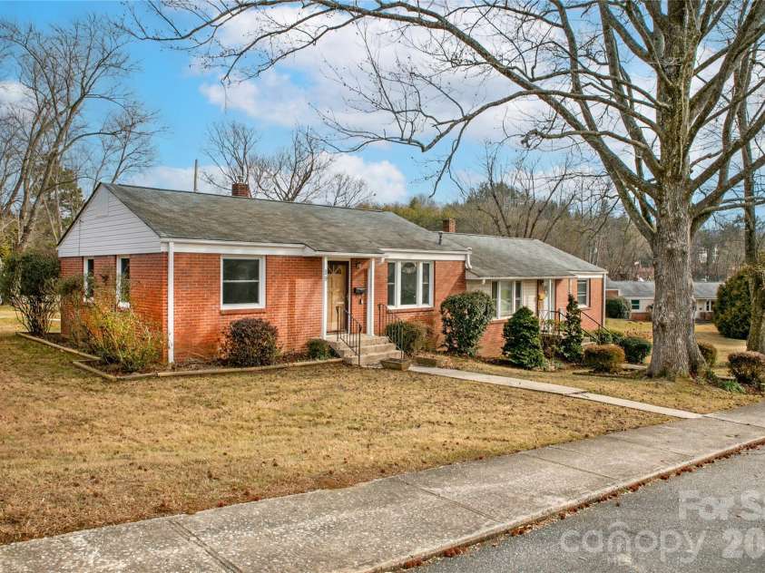 19 Trowbridge Lane, Brevard, NC 28712.  MLS# CAR4342607, YatesRealty ID 11965. Lovely Brick home