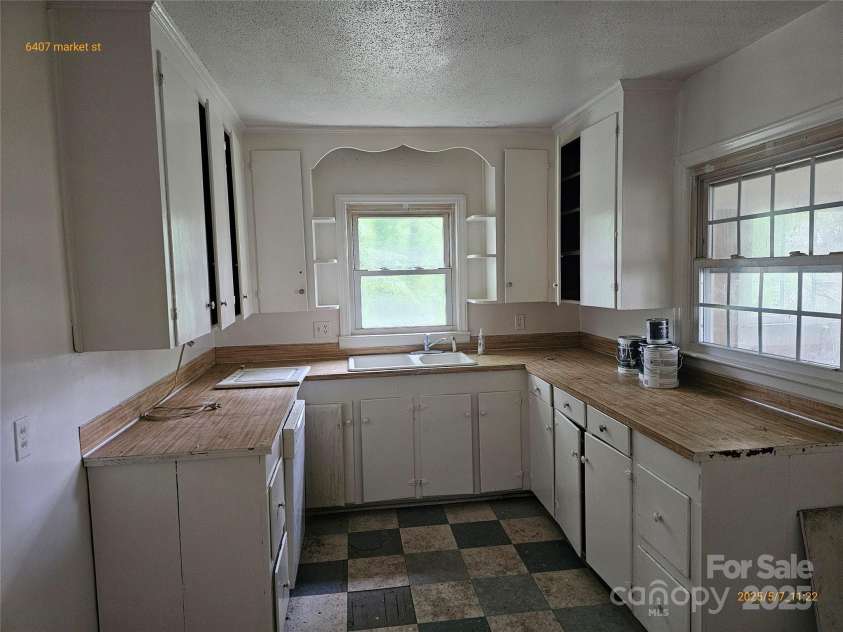 6407 Market Street, Charlotte, NC 28215.  MLS# CAR4255236, YatesRealty ID 11972. 
