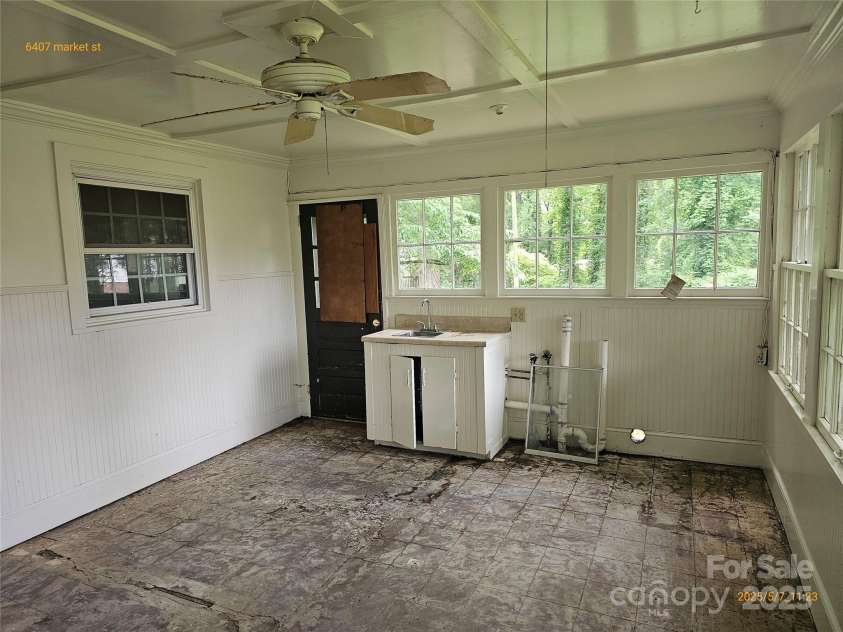 6407 Market Street, Charlotte, NC 28215.  MLS# CAR4255236, YatesRealty ID 11972. 