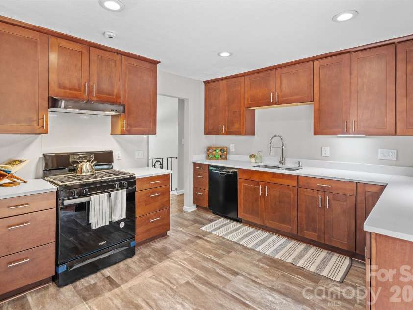 15 Beaverdam Court, Asheville, NC 28804.  MLS# CAR4332700, YatesRealty ID 11975. Updated Kitchen
