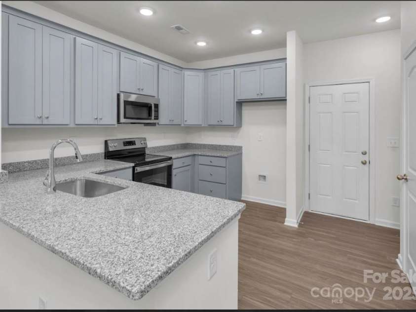 483 Shasta Street, Gastonia, NC 28052.  MLS# CAR4257207, YatesRealty ID 11976. Sierra Ridge Townhomes Gourmet Kitchen