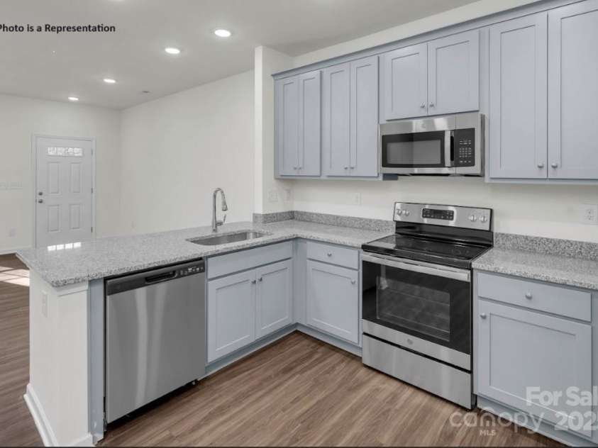 483 Shasta Street, Gastonia, NC 28052.  MLS# CAR4257207, YatesRealty ID 11976. Sierra Ridge Townhomes Gourmet Kitchen