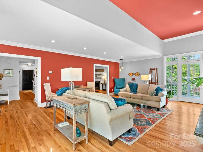 33 Mount Vernon Place, Asheville, NC 28804.  MLS# CAR4254436, YatesRealty ID 11977. 