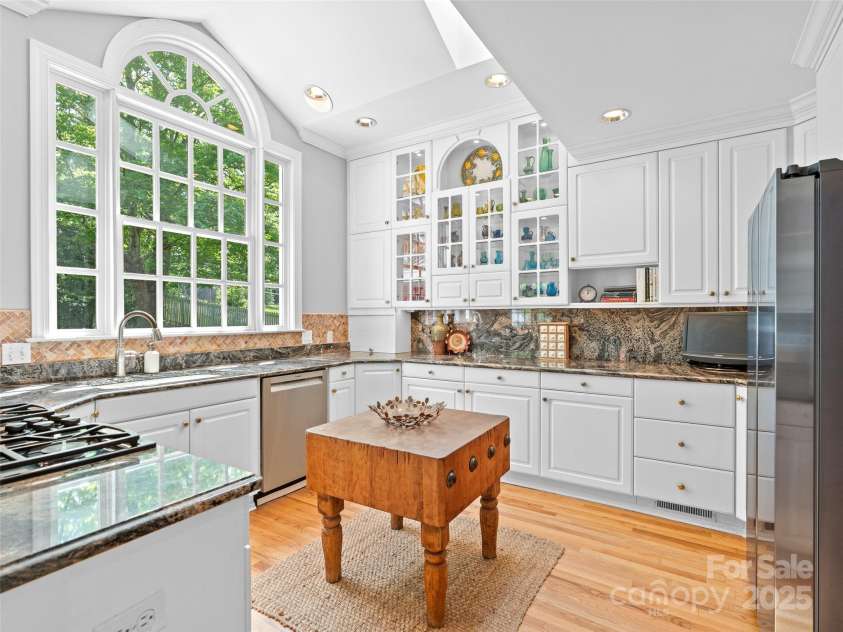 33 Mount Vernon Place, Asheville, NC 28804.  MLS# CAR4254436, YatesRealty ID 11977. 