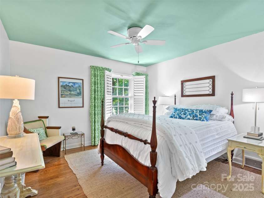 33 Mount Vernon Place, Asheville, NC 28804.  MLS# CAR4254436, YatesRealty ID 11977. 